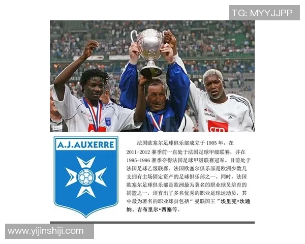 足球明星背后的故人故事与他们的传奇人生交织的情感纽带